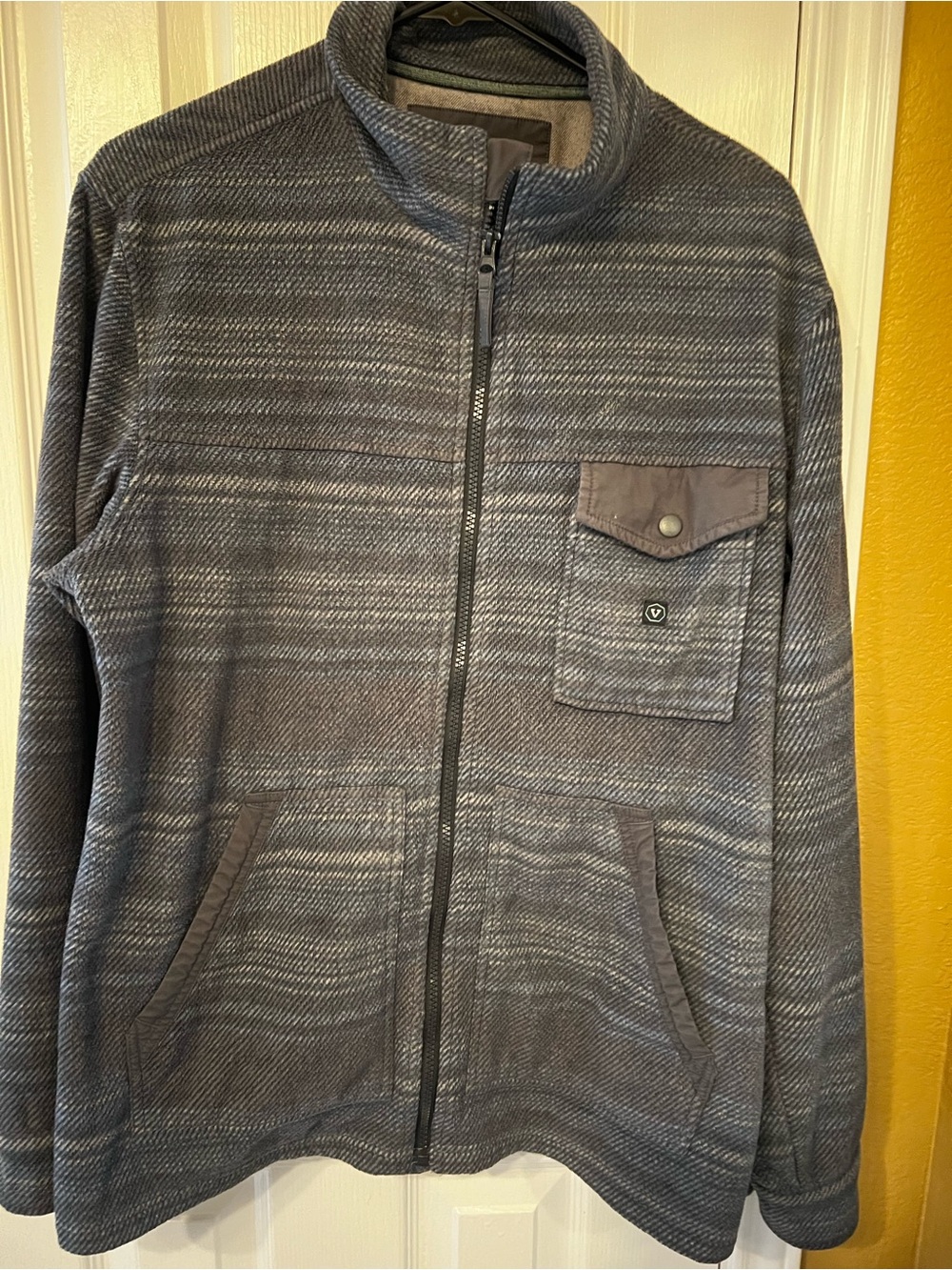 Vissla Eco-Zy Men’s Medium Gray Plaid Recycled Fleece Full Zip Jacket